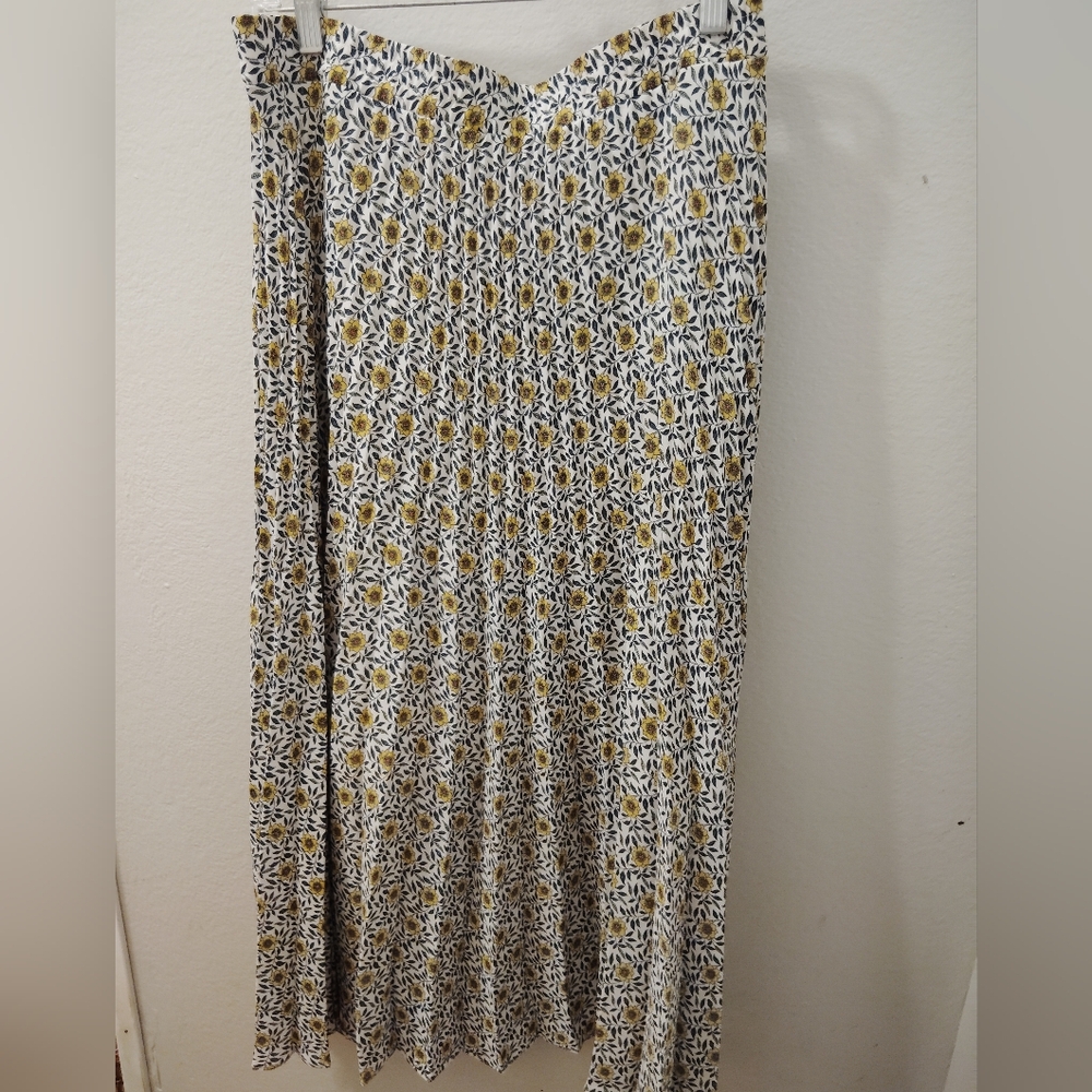 🦋Max Studio Yellow and White Patterned Maxi Skirt